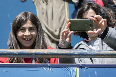 Más de 5.000 personas se han dado cita en El Sadar para apoyar a las chicas del Osasuna Femenino en su partido contra el Santa Teresa.