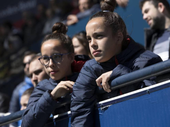 Más de 5.000 personas se han dado cita en El Sadar para apoyar a las chicas del Osasuna Femenino en su partido contra el Santa Teresa.