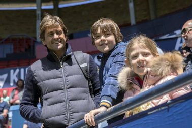 Más de 5.000 personas se han dado cita en El Sadar para apoyar a las chicas del Osasuna Femenino en su partido contra el Santa Teresa.