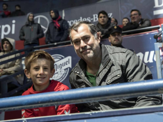 Más de 5.000 personas se han dado cita en El Sadar para apoyar a las chicas del Osasuna Femenino en su partido contra el Santa Teresa.