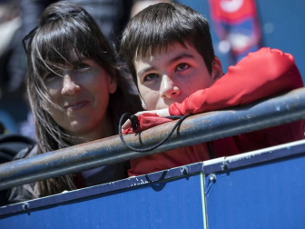 Más de 5.000 personas se han dado cita en El Sadar para apoyar a las chicas del Osasuna Femenino en su partido contra el Santa Teresa.