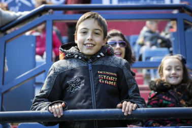 Más de 5.000 personas se han dado cita en El Sadar para apoyar a las chicas del Osasuna Femenino en su partido contra el Santa Teresa.
