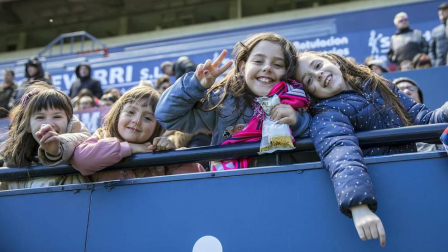 Más de 5.000 personas se han dado cita en El Sadar para apoyar a las chicas del Osasuna Femenino en su partido contra el Santa Teresa.