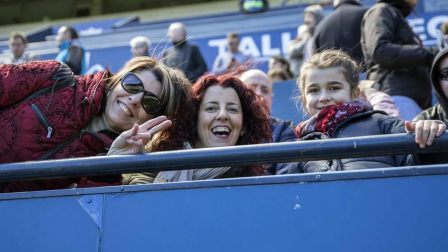 Más de 5.000 personas se han dado cita en El Sadar para apoyar a las chicas del Osasuna Femenino en su partido contra el Santa Teresa.