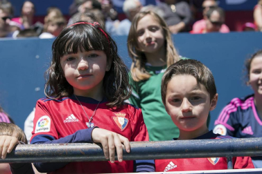Más de 5.000 personas se han dado cita en El Sadar para apoyar a las chicas del Osasuna Femenino en su partido contra el Santa Teresa.