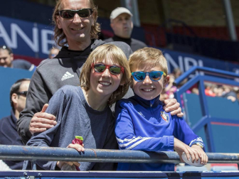 Más de 5.000 personas se han dado cita en El Sadar para apoyar a las chicas del Osasuna Femenino en su partido contra el Santa Teresa.