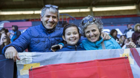 Más de 5.000 personas se han dado cita en El Sadar para apoyar a las chicas del Osasuna Femenino en su partido contra el Santa Teresa.