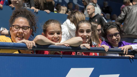 Más de 5.000 personas se han dado cita en El Sadar para apoyar a las chicas del Osasuna Femenino en su partido contra el Santa Teresa.