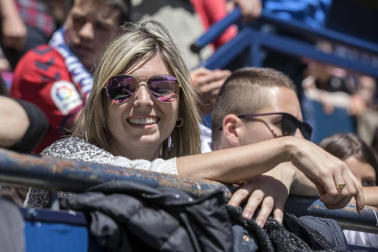 Más de 5.000 personas se han dado cita en El Sadar para apoyar a las chicas del Osasuna Femenino en su partido contra el Santa Teresa.