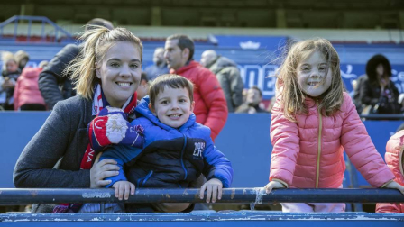 Más de 5.000 personas se han dado cita en El Sadar para apoyar a las chicas del Osasuna Femenino en su partido contra el Santa Teresa.