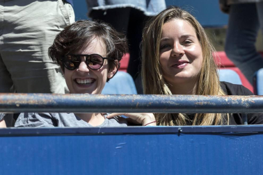 Más de 5.000 personas se han dado cita en El Sadar para apoyar a las chicas del Osasuna Femenino en su partido contra el Santa Teresa.