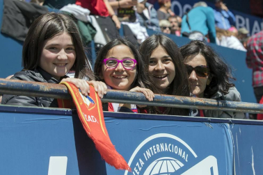 Más de 5.000 personas se han dado cita en El Sadar para apoyar a las chicas del Osasuna Femenino en su partido contra el Santa Teresa.