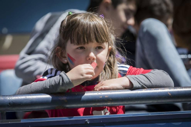 Más de 5.000 personas se han dado cita en El Sadar para apoyar a las chicas del Osasuna Femenino en su partido contra el Santa Teresa.