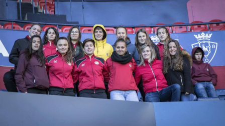 Más de 5.000 personas se han dado cita en El Sadar para apoyar a las chicas del Osasuna Femenino en su partido contra el Santa Teresa.