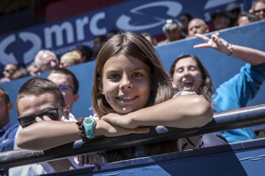 Más de 5.000 personas se han dado cita en El Sadar para apoyar a las chicas del Osasuna Femenino en su partido contra el Santa Teresa.