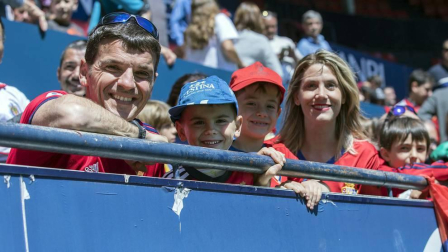 Más de 5.000 personas se han dado cita en El Sadar para apoyar a las chicas del Osasuna Femenino en su partido contra el Santa Teresa.