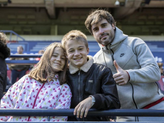 Más de 5.000 personas se han dado cita en El Sadar para apoyar a las chicas del Osasuna Femenino en su partido contra el Santa Teresa.