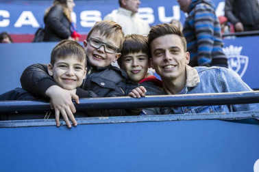 Más de 5.000 personas se han dado cita en El Sadar para apoyar a las chicas del Osasuna Femenino en su partido contra el Santa Teresa.