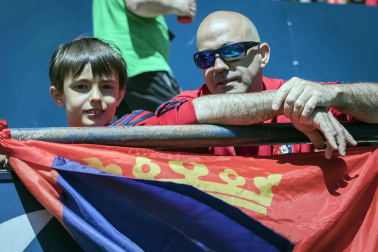 Más de 5.000 personas se han dado cita en El Sadar para apoyar a las chicas del Osasuna Femenino en su partido contra el Santa Teresa.