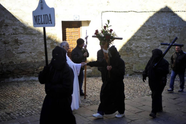 Ujué fue escenario este domingo de su segunda romería en afluencia de cada año y, para antes de las ocho de la mañana,Figarol, Carcastillo, Mélida y Olite, se acercaban ya a la zona del crucero, primero para darle la bienvenida y además para coger fuerzas después del camino hacia la Virgen de Ujué.
