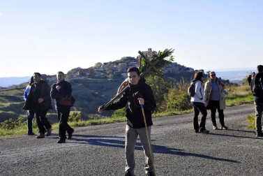 Ujué fue escenario este domingo de su segunda romería en afluencia de cada año y, para antes de las ocho de la mañana,Figarol, Carcastillo, Mélida y Olite, se acercaban ya a la zona del crucero, primero para darle la bienvenida y además para coger fuerzas después del camino hacia la Virgen de Ujué.