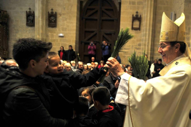 Ujué fue escenario este domingo de su segunda romería en afluencia de cada año y, para antes de las ocho de la mañana,Figarol, Carcastillo, Mélida y Olite, se acercaban ya a la zona del crucero, primero para darle la bienvenida y además para coger fuerzas después del camino hacia la Virgen de Ujué.