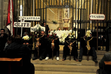Ujué fue escenario este domingo de su segunda romería en afluencia de cada año y, para antes de las ocho de la mañana,Figarol, Carcastillo, Mélida y Olite, se acercaban ya a la zona del crucero, primero para darle la bienvenida y además para coger fuerzas después del camino hacia la Virgen de Ujué.