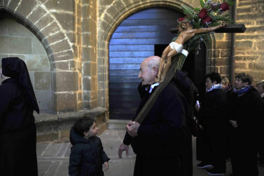 Ujué fue escenario este domingo de su segunda romería en afluencia de cada año y, para antes de las ocho de la mañana,Figarol, Carcastillo, Mélida y Olite, se acercaban ya a la zona del crucero, primero para darle la bienvenida y además para coger fuerzas después del camino hacia la Virgen de Ujué.