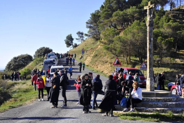 Ujué fue escenario este domingo de su segunda romería en afluencia de cada año y, para antes de las ocho de la mañana,Figarol, Carcastillo, Mélida y Olite, se acercaban ya a la zona del crucero, primero para darle la bienvenida y además para coger fuerzas después del camino hacia la Virgen de Ujué.