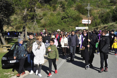 Ujué fue escenario este domingo de su segunda romería en afluencia de cada año y, para antes de las ocho de la mañana,Figarol, Carcastillo, Mélida y Olite, se acercaban ya a la zona del crucero, primero para darle la bienvenida y además para coger fuerzas después del camino hacia la Virgen de Ujué.