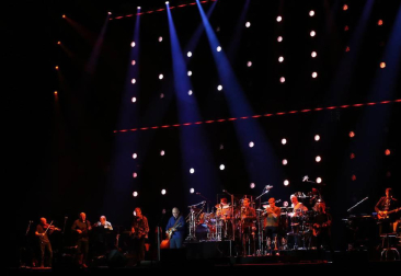 El músico, durante el concierto este domingo en Pamplona con su gira mundial 2019, en la que ya avanza parte del disco que saldrá a la luz en el mes de noviembre con el título 'Down the road wherever'.