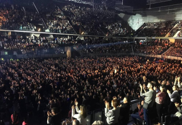 El músico, durante el concierto este domingo en Pamplona con su gira mundial 2019, en la que ya avanza parte del disco que saldrá a la luz en el mes de noviembre con el título 'Down the road wherever'.