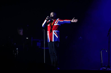 El músico, durante el concierto este domingo en Pamplona con su gira mundial 2019, en la que ya avanza parte del disco que saldrá a la luz en el mes de noviembre con el título 'Down the road wherever'.