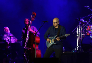 El músico, durante el concierto este domingo en Pamplona con su gira mundial 2019, en la que ya avanza parte del disco que saldrá a la luz en el mes de noviembre con el título 'Down the road wherever'.