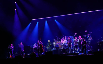 El músico, durante el concierto este domingo en Pamplona con su gira mundial 2019, en la que ya avanza parte del disco que saldrá a la luz en el mes de noviembre con el título 'Down the road wherever'.