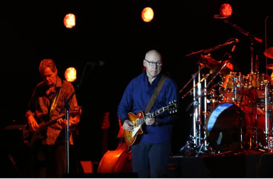 El músico, durante el concierto este domingo en Pamplona con su gira mundial 2019, en la que ya avanza parte del disco que saldrá a la luz en el mes de noviembre con el título 'Down the road wherever'.