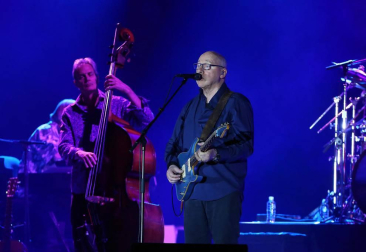 El músico, durante el concierto este domingo en Pamplona con su gira mundial 2019, en la que ya avanza parte del disco que saldrá a la luz en el mes de noviembre con el título 'Down the road wherever'.