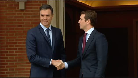 Sánchez recibe a Casado en La Moncloa con un apretón de manos