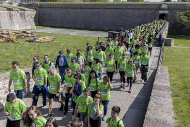 Un sol radiante se une a la V Marcha contra el Cáncer en Pamplona
