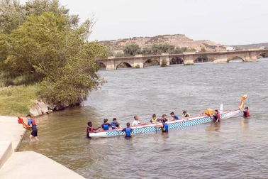Tudela se sumó este martes, 7 d emayo, a la moda del Dragon Boat, un deporte que se practica con canoas decoradas con cabezas de dragón.
