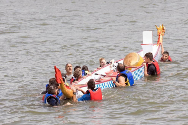 Tudela se sumó este martes, 7 d emayo, a la moda del Dragon Boat, un deporte que se practica con canoas decoradas con cabezas de dragón.