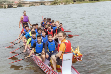 Tudela se sumó este martes, 7 d emayo, a la moda del Dragon Boat, un deporte que se practica con canoas decoradas con cabezas de dragón.
