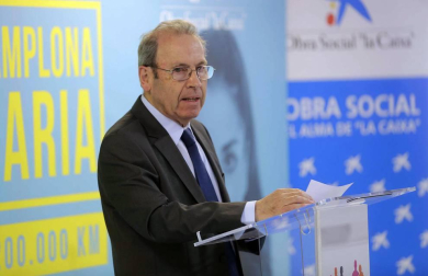 Representantes del grupo La Información, la Obra Social la Caixa, los clubes deportivos implicados y las entidades a las que se harán llegar los fondos.