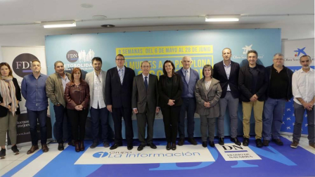 Representantes del grupo La Información, la Obra Social la Caixa, los clubes deportivos implicados y las entidades a las que se harán llegar los fondos.