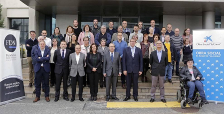 Representantes del grupo La Información, la Obra Social la Caixa, los clubes deportivos implicados y las entidades a las que se harán llegar los fondos.