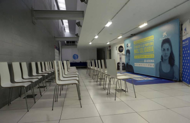 Representantes del grupo La Información, la Obra Social la Caixa, los clubes deportivos implicados y las entidades a las que se harán llegar los fondos.