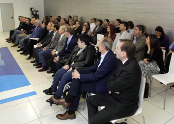 Representantes del grupo La Información, la Obra Social la Caixa, los clubes deportivos implicados y las entidades a las que se harán llegar los fondos.