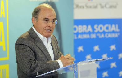 Representantes del grupo La Información, la Obra Social la Caixa, los clubes deportivos implicados y las entidades a las que se harán llegar los fondos.