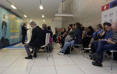 Representantes del grupo La Información, la Obra Social la Caixa, los clubes deportivos implicados y las entidades a las que se harán llegar los fondos.
