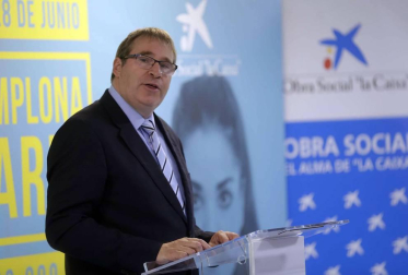 Representantes del grupo La Información, la Obra Social la Caixa, los clubes deportivos implicados y las entidades a las que se harán llegar los fondos.
